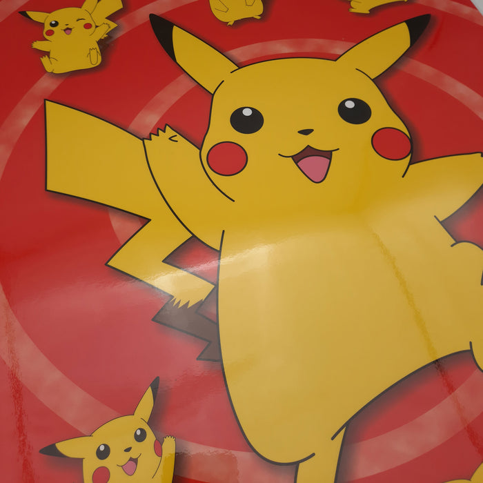 Pokemon Voordeelset - Pikachu Knipoog knuffel (20 cm) + Pikachu Poster (50x40 cm)