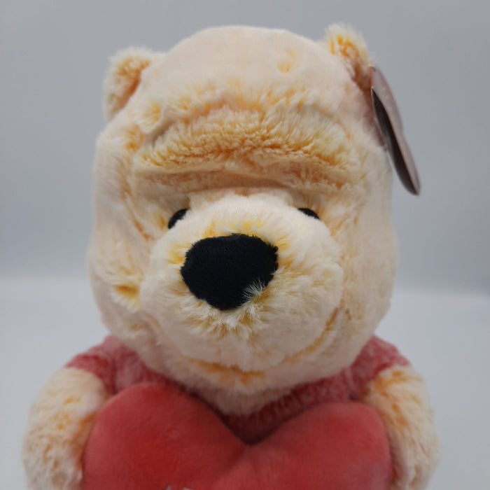 Disney Winnie The Pooh - Küscheltier - Bär mit Herz - Plüsch Love Stofftier - Teddybär - 27 cm